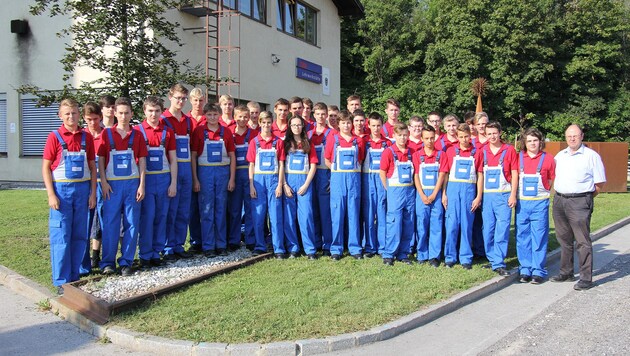 33 Jugendliche starteten vorbildlich in der ÖBB-Lehrwerkstätte. Leiter Markus Heim (re.) freut sich. (Bild: ÖBB/Kapferer)