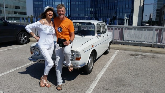 Flott unterwegs im Renault-Oldtimer: Ann Sidney mit Gastgeber Thomas Steigberger. (Bild: Steigberger)