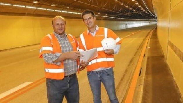Viel Licht, maximale Sicherheit: Bernd Walter Huber und Hanspeter Treichl im renovierten Tunnel. (Bild: Markus Tschepp)