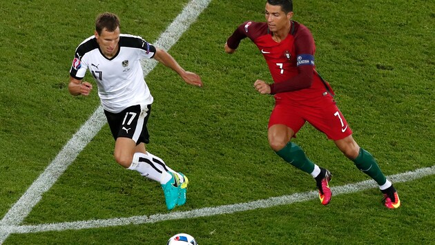 Florian Klein gegen Portugals Cristiano Ronaldo (Bild: AP)