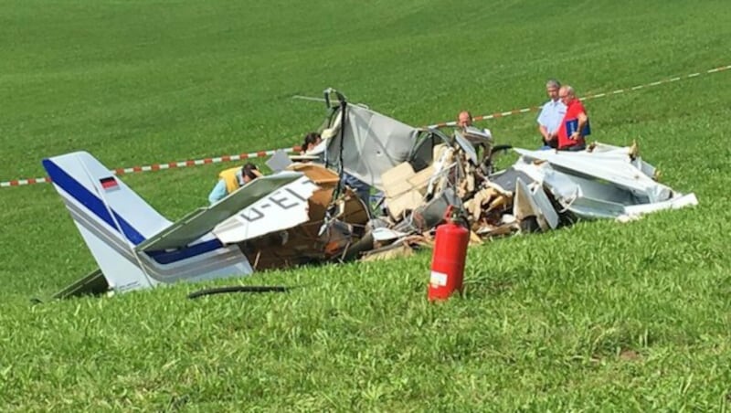 Das abgestürzte Flugzeug bei Leutkirch (Bild: APA/dpa/Ralf Zwiebler)