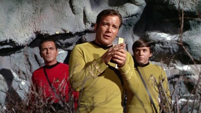 Scotty, Captain Kirk und Chekov auf Außenmission in "Raumschiff Enterprise" (Bild: CBS Photo Archive)