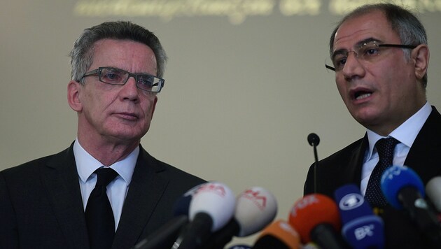 Efkan Ala bei einer gemeinsamen Pressekonferenz mit dem deutschen Innenminister Thomas de Maiziere (Bild: APA/AFP/BULENT KILIC)