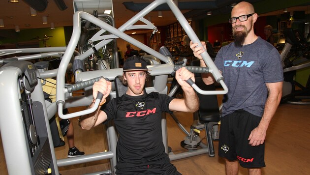 VSV-Goalie Olivier Roy beim Krafttraining mit Co-Trainer Markus Paintner. (Bild: Raunig)