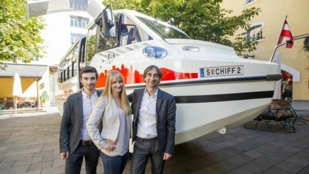Schifffahrts-Familie: Markus (20), Anna (22) und Vater Erich Berer vor dem neuen Amphibien-Bus (Bild: Neumayr/Leo)