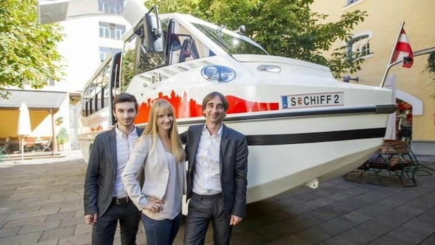 Schifffahrts-Familie: Markus (20), Anna (22) und Vater Erich Berer vor dem neuen Amphibien-Bus (Bild: Neumayr/Leo)