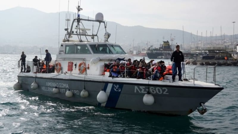 Die griechische Küstenwache mit vor Lesbos aufgegriffenen Flüchtlingen (Bild: AFP/Stringer)