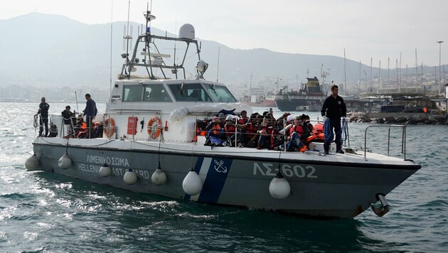 Die griechische Küstenwache mit vor Lesbos aufgegriffenen Flüchtlingen (Bild: AFP/Stringer)