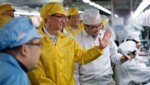 Apple-Boss Tim Cook in einer Fabrik des Auftragsfertigers Foxconn (Bild: Apple, AP)
