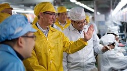 Archivbild: Apple-Chef Tim Cook besichtigt eine iPhone-Fabrik des Fertigungsdienstleisters Foxconn. (Bild: Apple, AP)