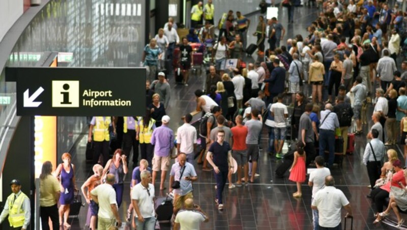 Zahlreiche Passagiere saßen stundenlang am Wiener Flughafen fest. (Bild: APA/HERBERT NEUBAUER)