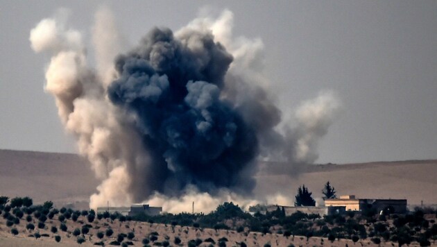 Die Türkei bombardiert Ziele bei Jarablus. (Bild: APA/AFP/BULENT KILIC)