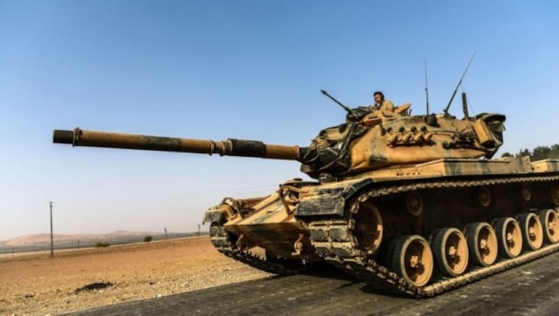 Ein türkischer Panzer rollt Richtung Syrien. (Bild: AFP/BULENT KILIC)