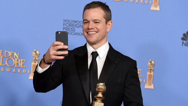 Matt Damon kann es nicht lassen und macht ein Foto von seinen Gratulanten. (Bild: Jordan Strauss/Invision/AP)
