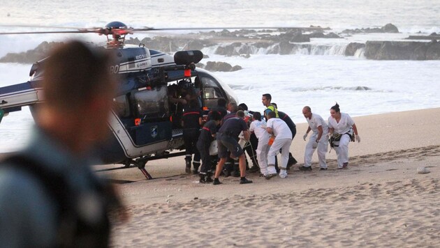 Der verletzte Surfer kam mit dem Leben davon. (Bild: APA/AFP/RICHARD BOUHET)