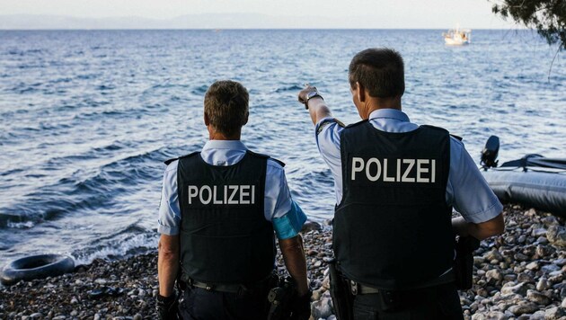Deutsche Frontex-Polizisten in Griechenland (Bild: APA/AFP/DIMITAR DILKOFF)