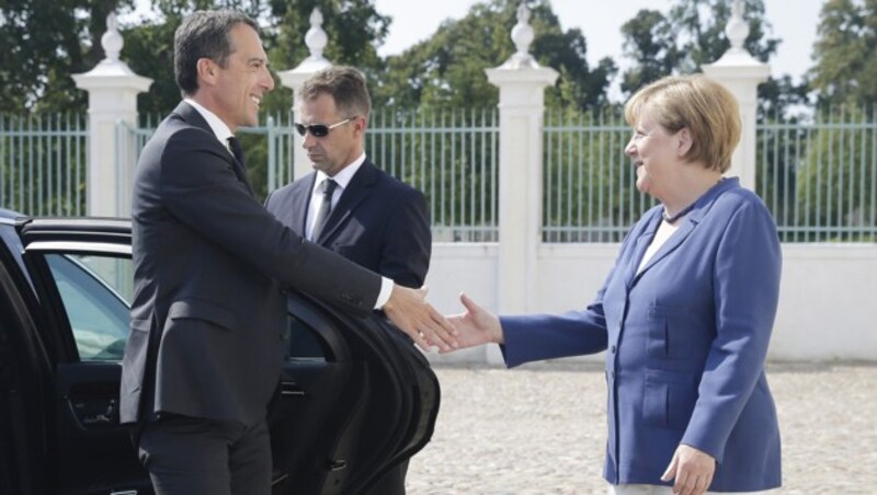 Merkel begrüßt Kern auf Schloss Meseberg (Bild: APA/BKA/ANDY WENZEL)