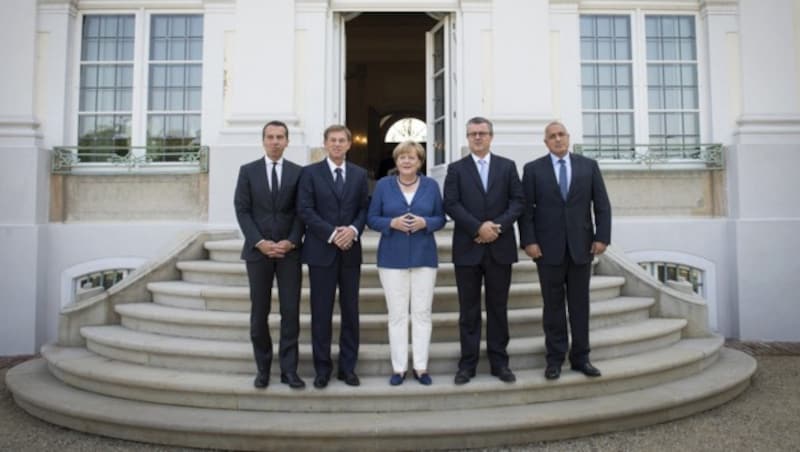 Kern, Cerar, Merkel, Oreskovic und Borissow (v.l.n.r.) (Bild: APA/dpa/Guido Bergmann)