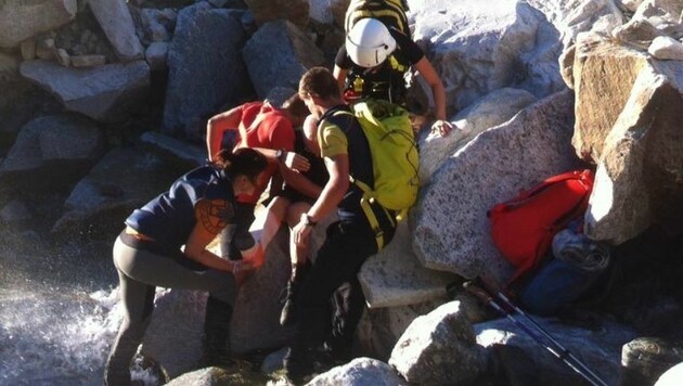 Den Helfern gelang es, den Verletzten in Gastein aus seiner misslichen Lage zu befreien. (Bild: Bergrettung)