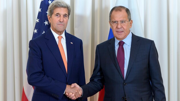 Die Außenminister John Kerry (USA) und Sergej Lawrow (Russland) in Genf (Bild: AP)