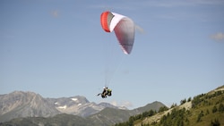 Der Schirm klappte plötzlich zusammen. Der Paragleiter landete auf dem Dach eines Carports in Rauris (Bild: ROLAND HOLITZKY)