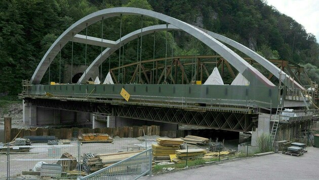 Wegen des Einbaus der Kugelsteinbrücke wird die Südbahnstrecke ab 27. August gesperrt. (Bild: APA/…BB/WERNER GRILL)