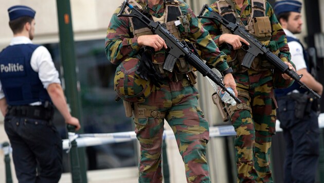 Belgische Soldaten bei der Patrouille in Brüssel (Bild: AP)