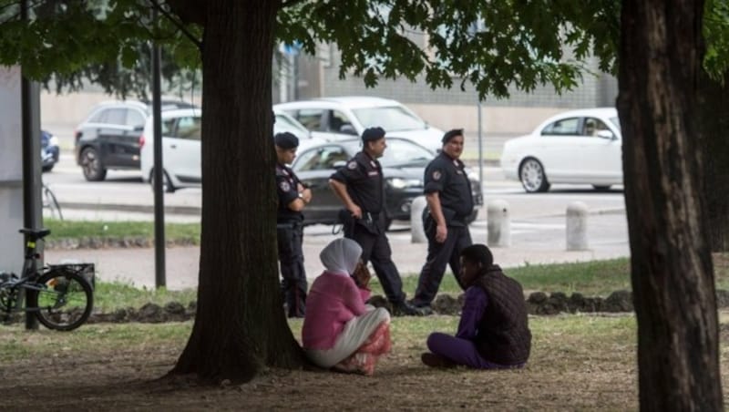 Im italienischen Como wuchert mittlerweile ein illegales Flüchtlingslager. (Bild: EPA)