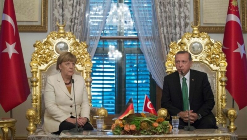 Deutschlands Kanzlerin Merkel bei Gesprächen über den Flüchtlingsdeal mit Türkei-Präsident Erdogan (Bild: AFP)