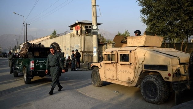 Sicherheitskräfte vor der Amerikanischen Universität in Kabul (Bild: APA/AFP/WAKIL KOHSAR)