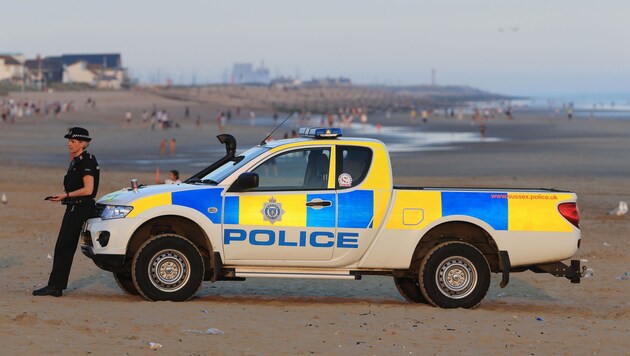 Polizeieinsatz an der Küste in Sussex (Bild: AP)