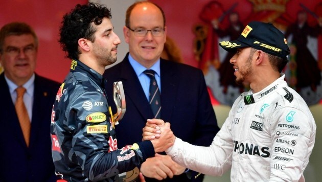 Daniel Ricciardo (links) mit Lewis Hamilton bei der Siegerehrung in Monaco. (Bild: AFP)