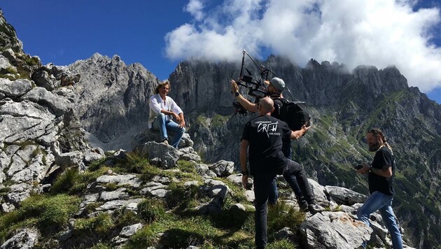 Mit Filmcrew auf 1600 Höhenmetern unterwegs: Hansi Hinterseer (Bild: Recka Hammann)