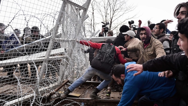 Grenzsturm im griechischen Idomeni im April - nun drohen neue Asylwellen aus Italien. (Bild: AFP)