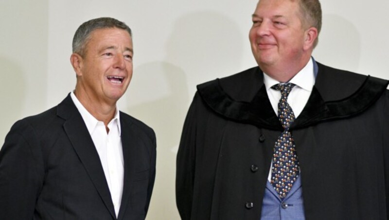 FPÖ-Werber Gernot Rumpold (li.) und Anwalt Markus Singer (Bild: APA/HERBERT NEUBAUER)