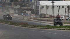 Türkische Panzerfahrzeuge in Nusaybin, nahe der syrischen Grenze (Bild: AP)