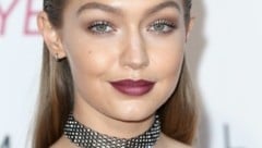 Gigi Hadid mit Beerentönen auf Lidern und Lippen (Bild: APA/AFP/GETTY IMAGES/Frederick M. Brown)