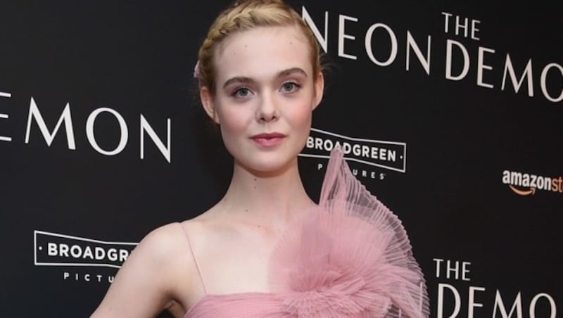 So schön mädchenhaft: Elle Fanning mit Rosé auf Augen und Lippen (Bild: APA/AFP/GETTY IMAGES/Dimitrios Kambouris)