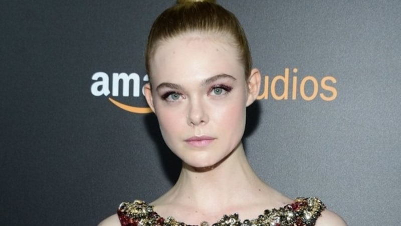 Elle Fanning mit einem dramatischen Rosé-Look (Bild: APA/AFP/VALERIE MACON)