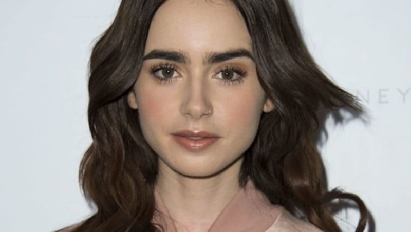 Lily Collins mit Apricot auf Lippen, Lidern und Wangen (Bild: APA/AFP/Valerie Macon)