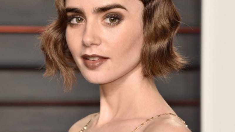 Lily Collins mit Brauntönen auf Augen und Lippen (Bild: APA/AFP/GETTY IMAGES/PASCAL LE SEGRETAIN)