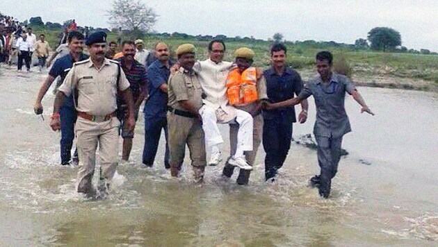 Shivraj Singh Chouhan lässt sich übers Wasser tragen (Bild: twitter.com/Sorabh Pant)