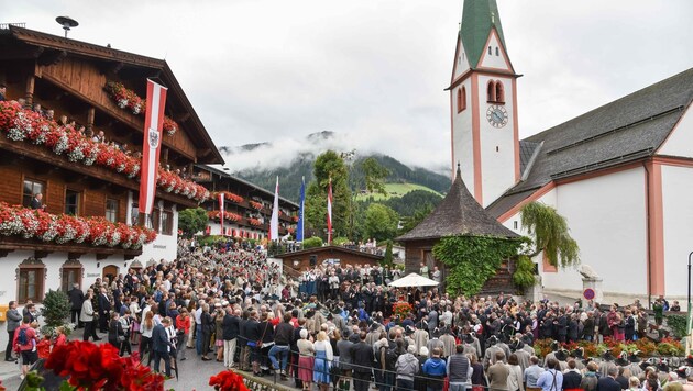 Am Dorfplatz findet traditionell die Eröffnung des Forum Alpbach statt. (Bild: Gabriele Griessenboeck)
