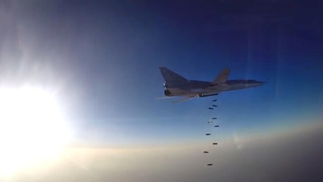 Russischer Kampfbomber bei einem Angriff in Syrien (Bild: AFP)