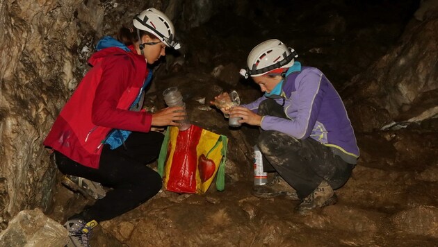Die beiden Forscherinnen Romana Netzberger und Sandra Aurenhammer wurden in einer Höhle fündig. (Bild: Christian Komposch)