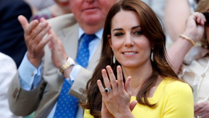 Kate trägt voller Hingabe den auffallend blauen Saphir-Ring von Lady Diana. Wert: 360.000 Euro. (Bild: Associated Press)