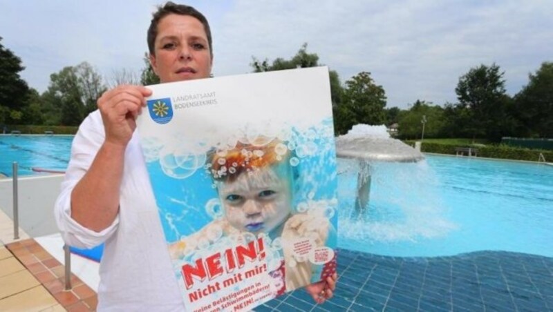 Veronika Wäscher-Göggerle mit dem Plakat der Aktion "Nein! Nicht mit mir!" (Bild: APA/dpa)