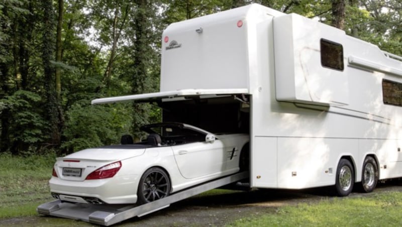 Vario Perfect 1200 Platinum auf Mercedes-Actros-Lkw-Chassis. SL-Roadster in der Heckgarage. (Bild: Vario)