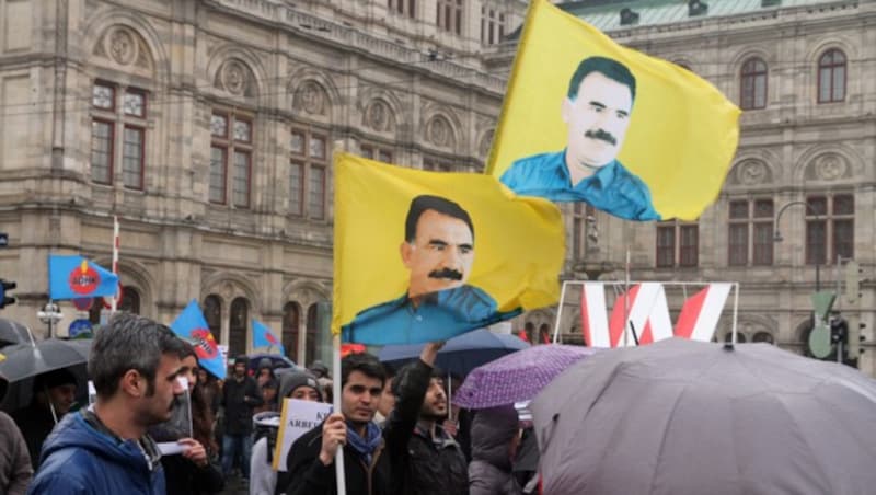 Kurden gehen in Wien wöchentlich auf die Straße und demonstrieren für PKK-Chef Öcalan. (Bild: Andi Schiel)