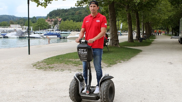 Der neue KAC-Center Mark Hurtubise hat das Ufer des Wörthersees bereits mit dem Segway erkundet. (Bild: Kuess)